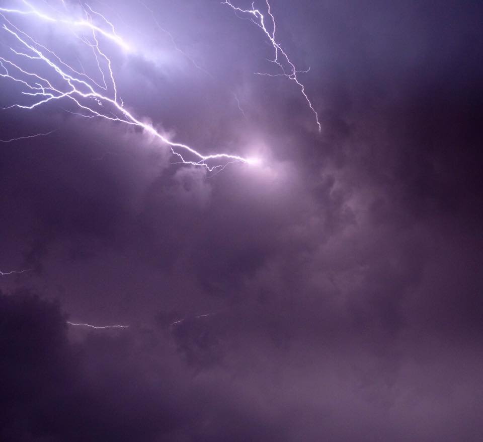 Éclairs dans un ciel d'orage violet