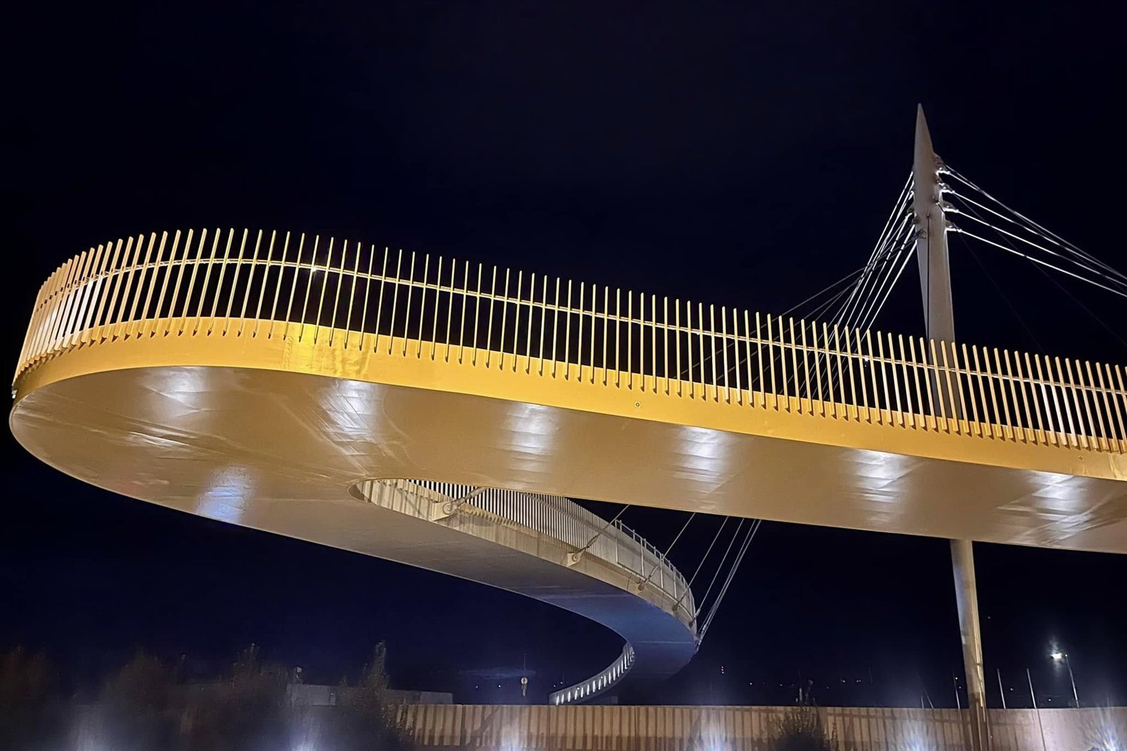 Passerelle haubanée illuminée, de nuit