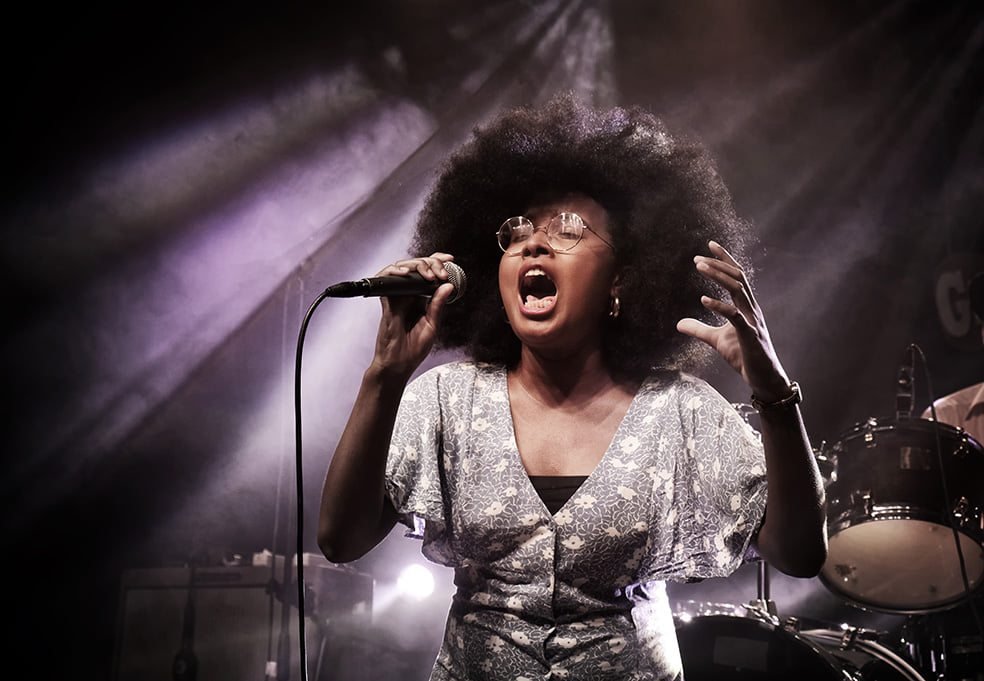 Chanteuse sur scène, en pleine interprétation