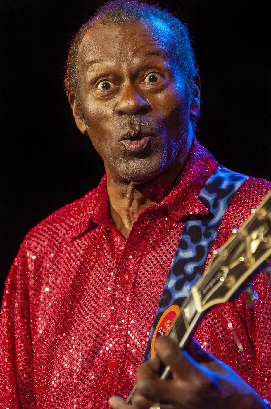 Chuck Berry sur scène, chemise rouge à paillettes