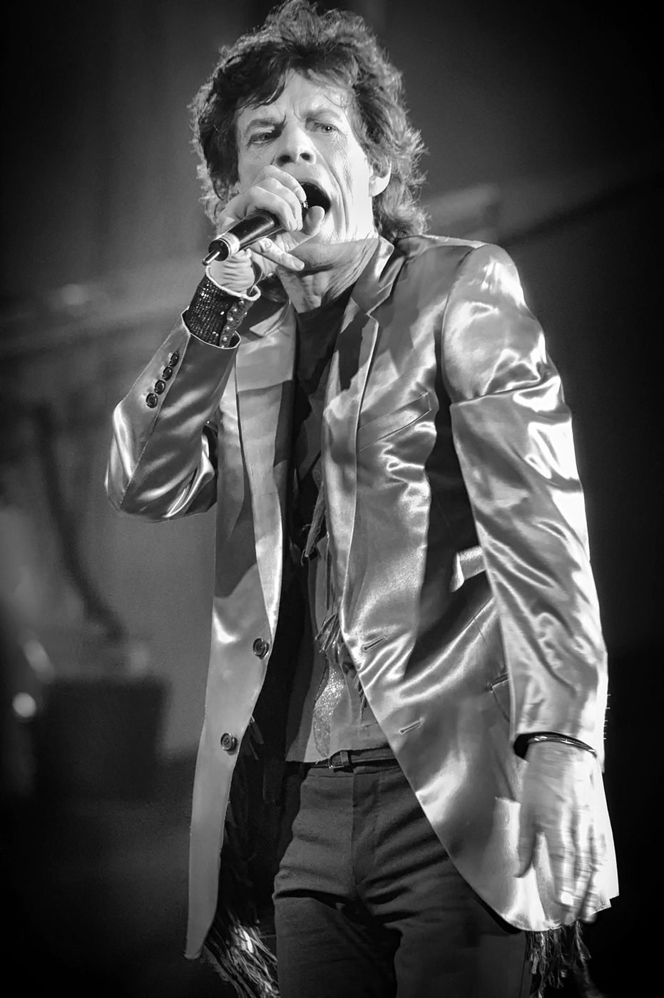 Mick Jagger au micro, veste argentée, en noir et blanc
