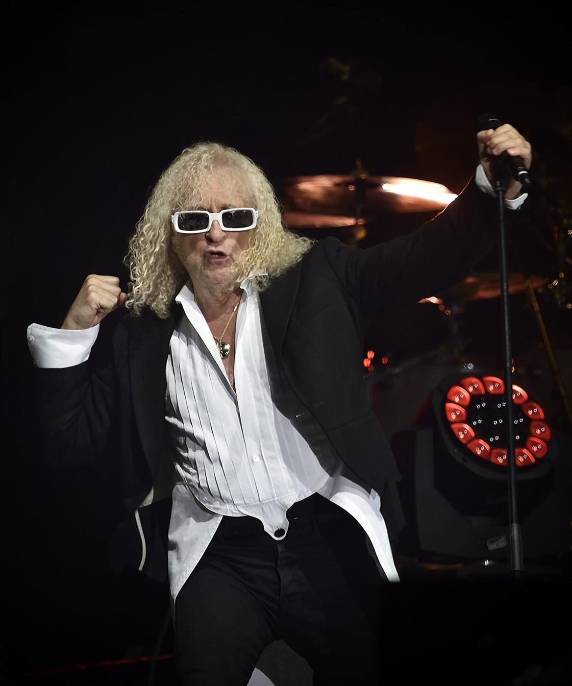 Polnareff sur scène, lunettes blanches