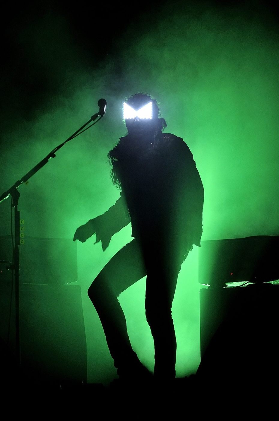 Silhouette d'un musicien dans une lumière verte