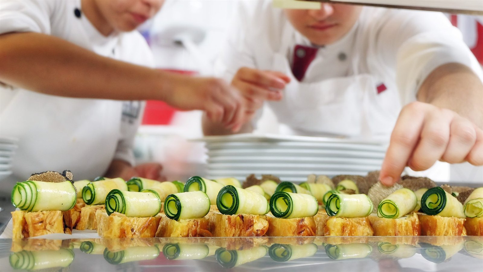 Cuisiniers au dressage, en plein service
