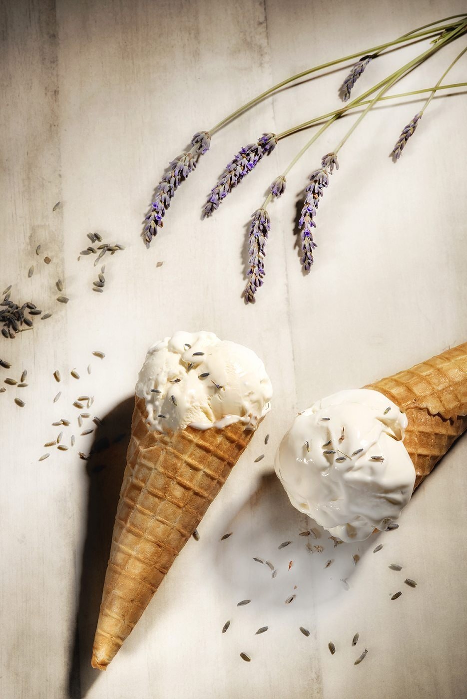 Cornets de glace à la lavande sur fond clair