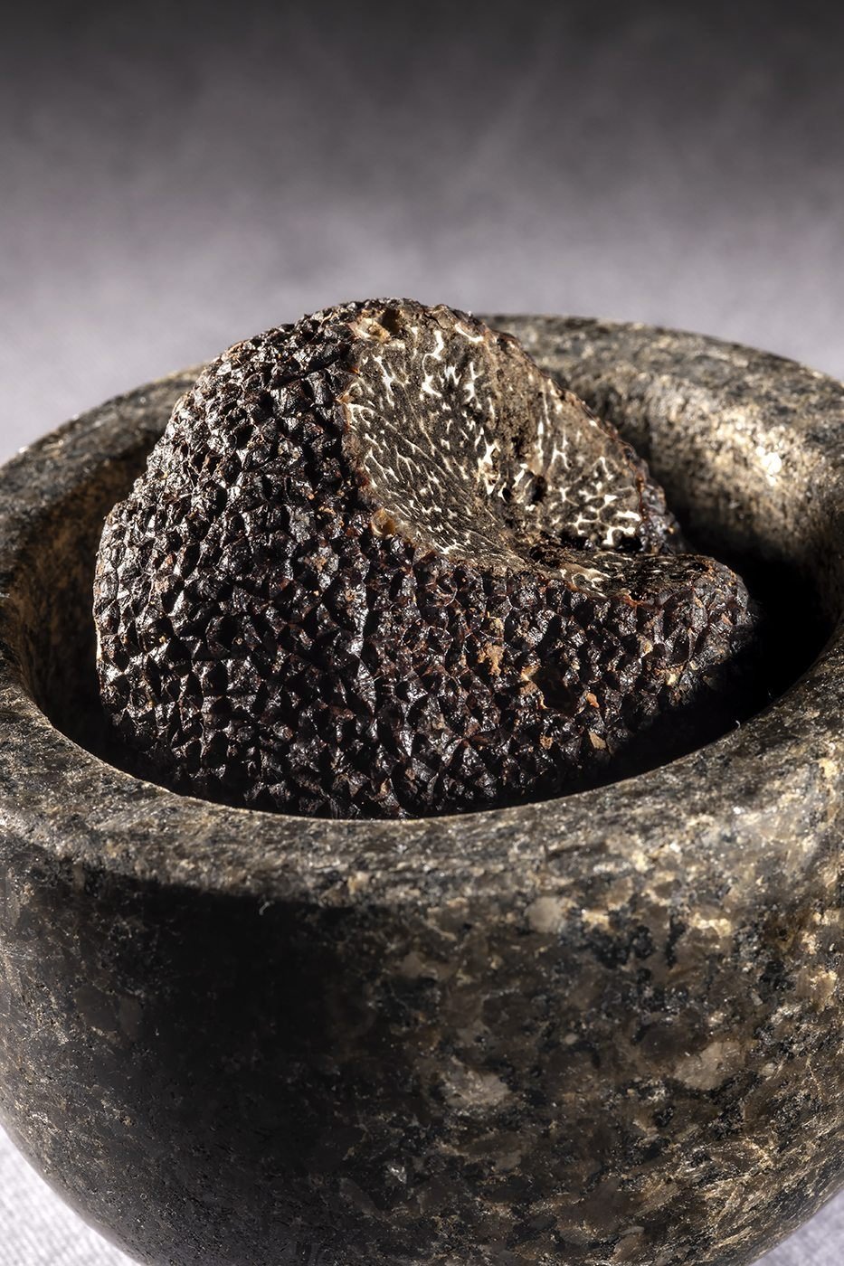Truffe noire dans un mortier de pierre
