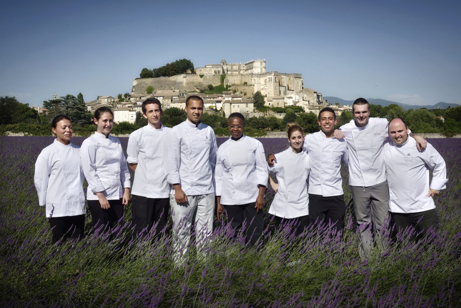 Portrait d'équipe : une brigade de cuisine dans un champ de lavande
