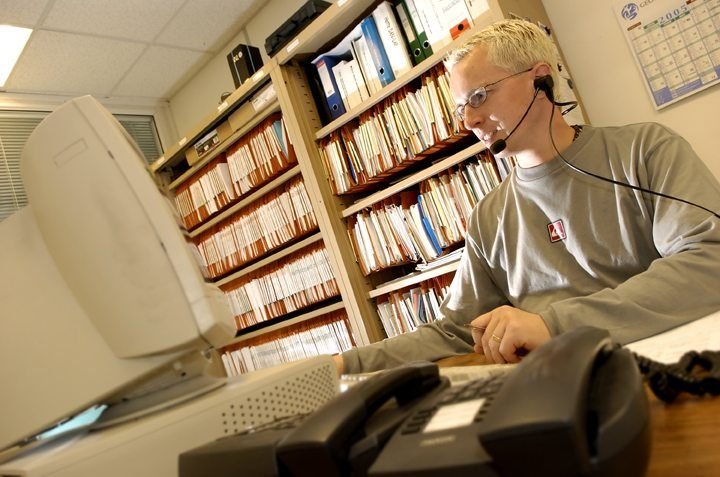 Collaborateur au téléphone à son bureau