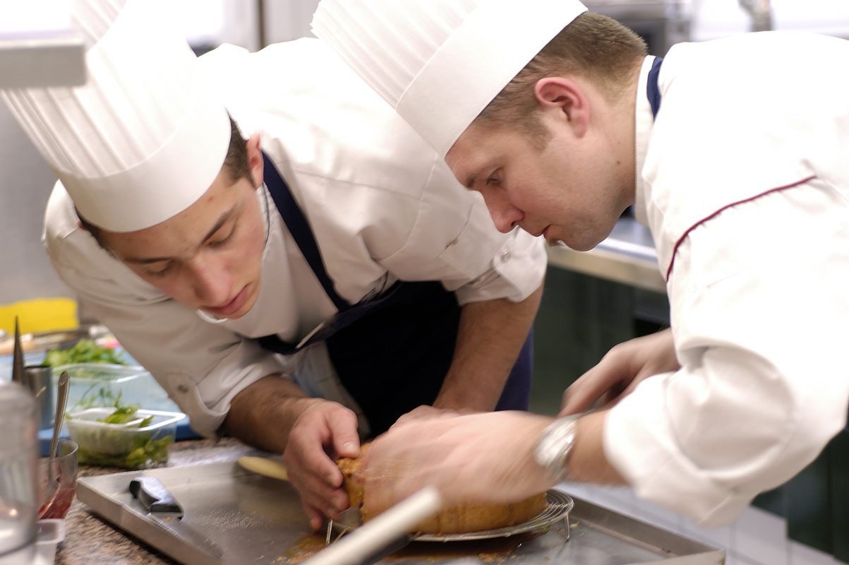 Deux chefs concentrés sur un dressage
