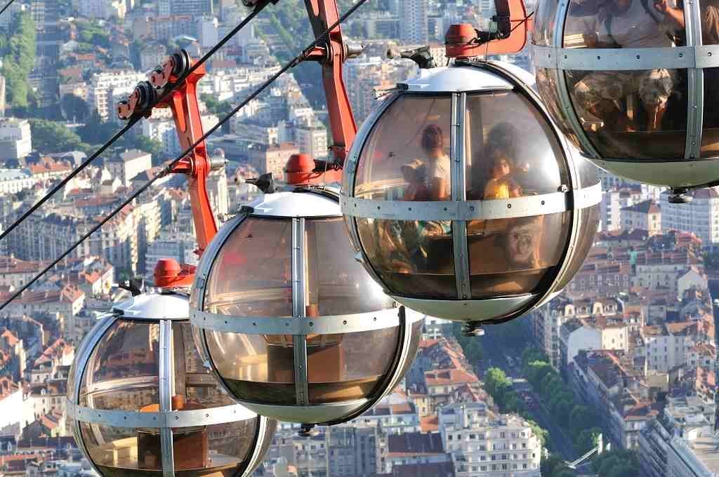 Les bulles du téléphérique de Grenoble au-dessus de la ville