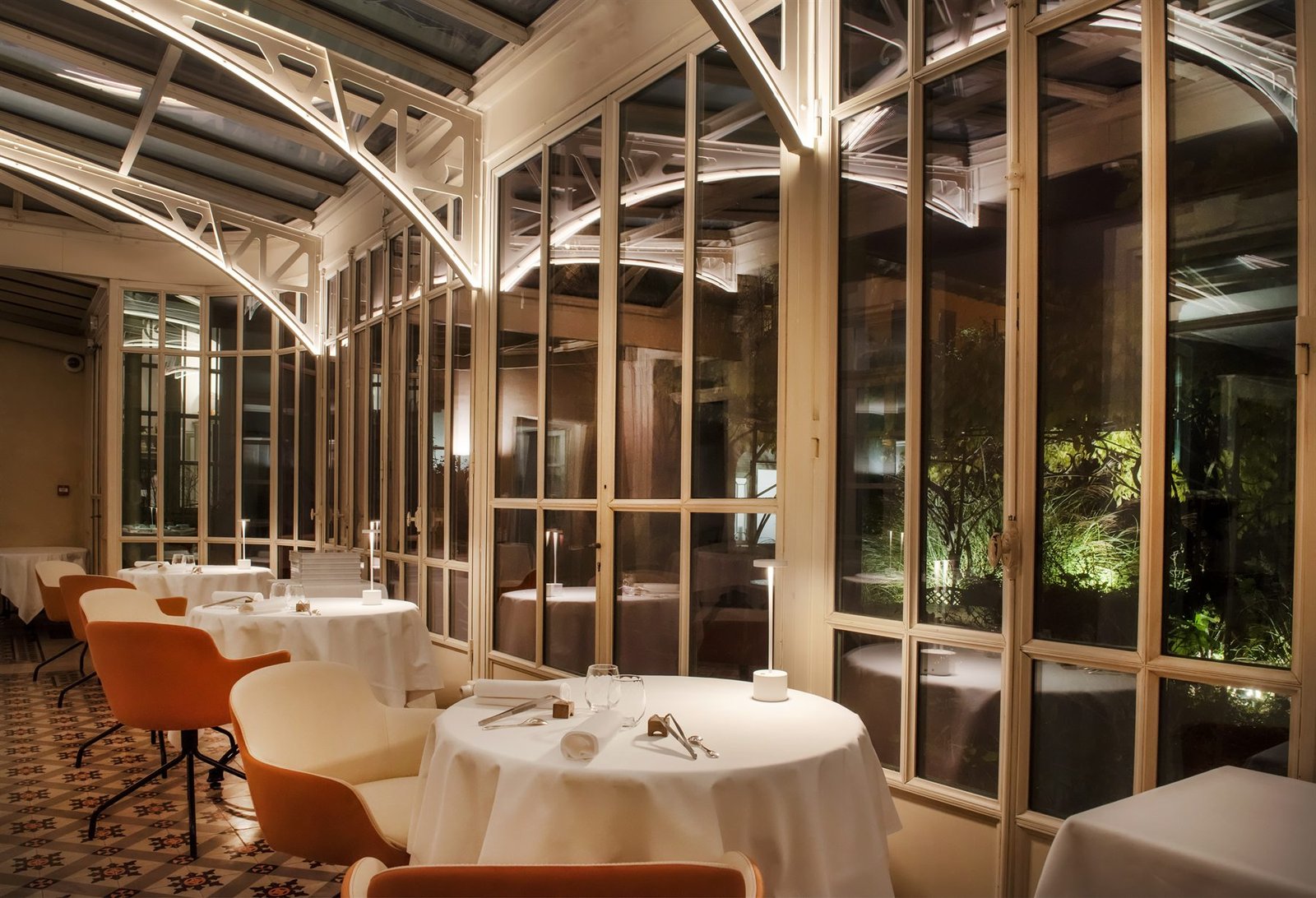 Salle à manger sous verrière, éclairée à la tombée de la nuit