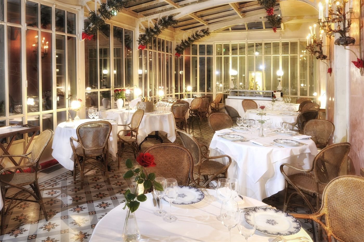 Salle de restaurant décorée, tables dressées