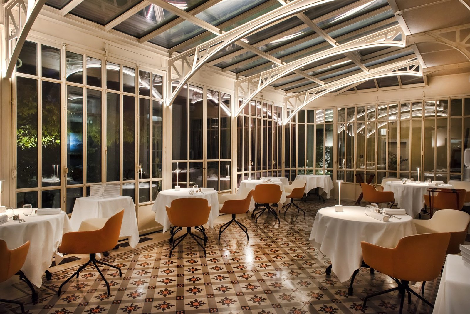 Salle de restaurant sous verrière, le soir