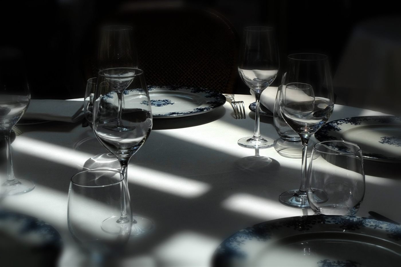 Verres et couverts dans un jeu d'ombres et de lumière