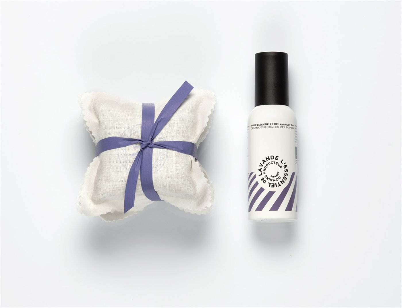 Sachet de lavande noué d'un ruban et flacon, sur fond blanc