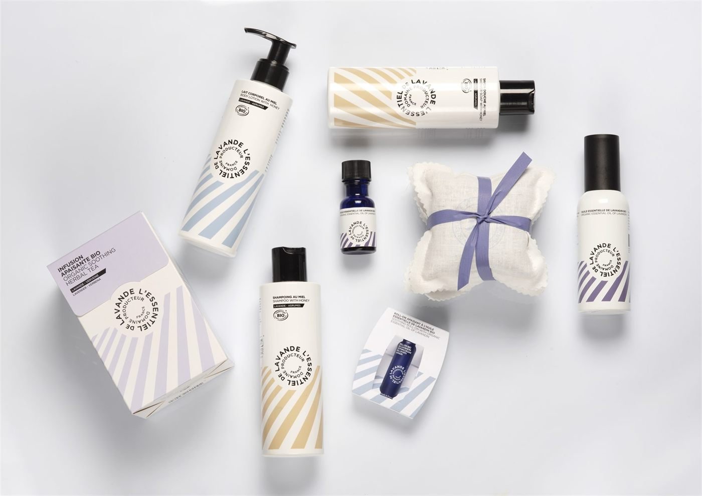 Coffret de soins à la lavande, flacons et sachet disposés sur fond blanc