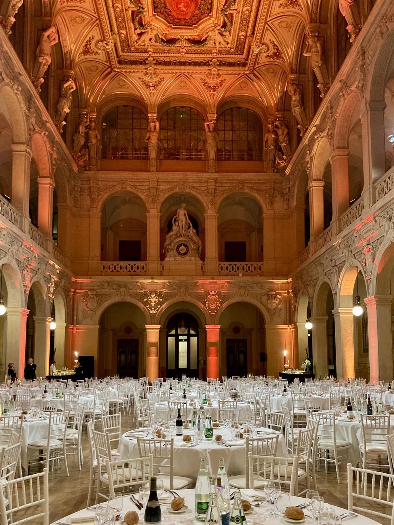 Grande salle de réception dressée pour un dîner